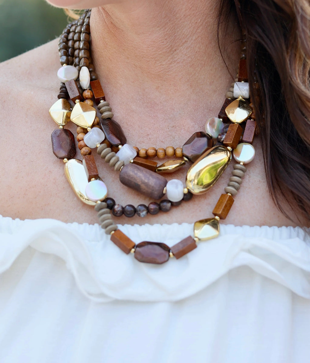 Collar de cuentas de madera en capas