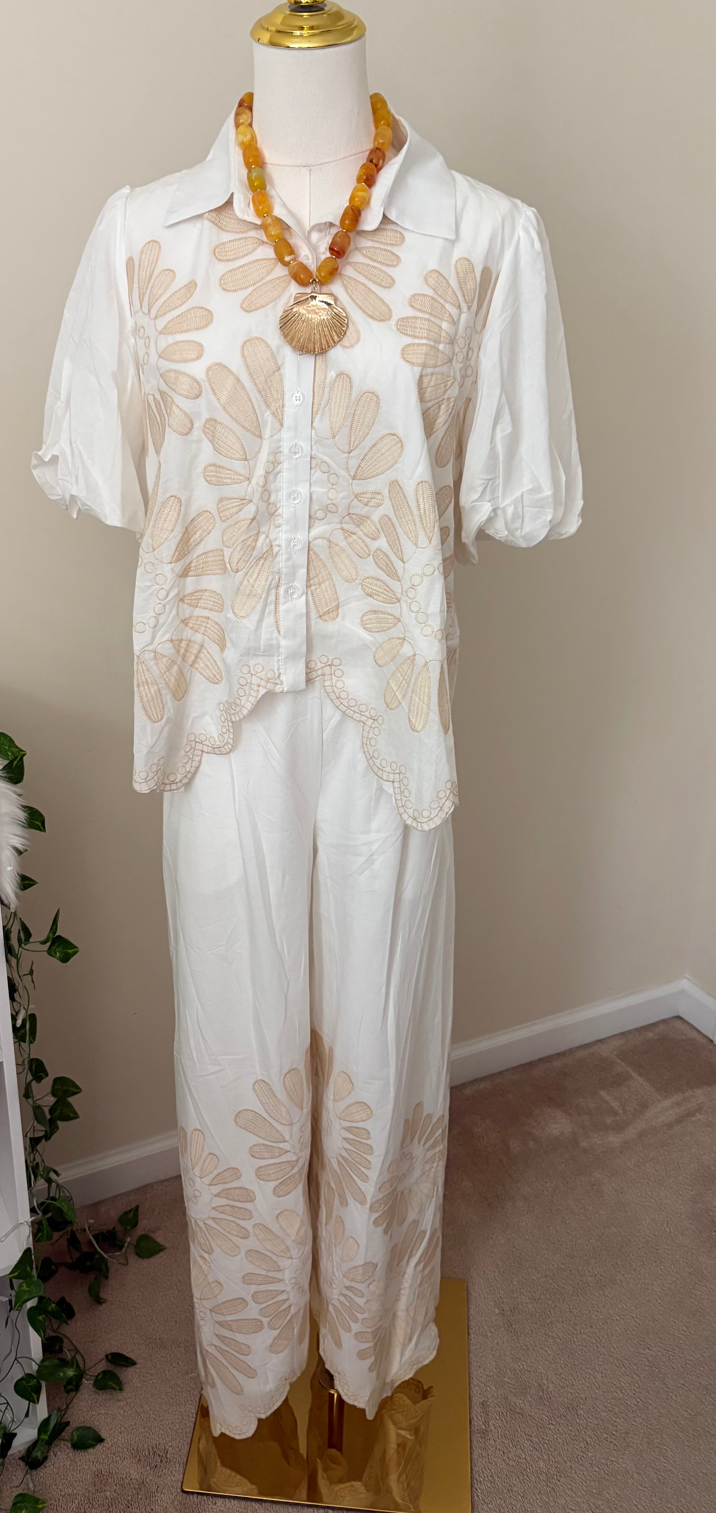Paloma Blanca Linen Set – Blusa Bordada & Pantalón