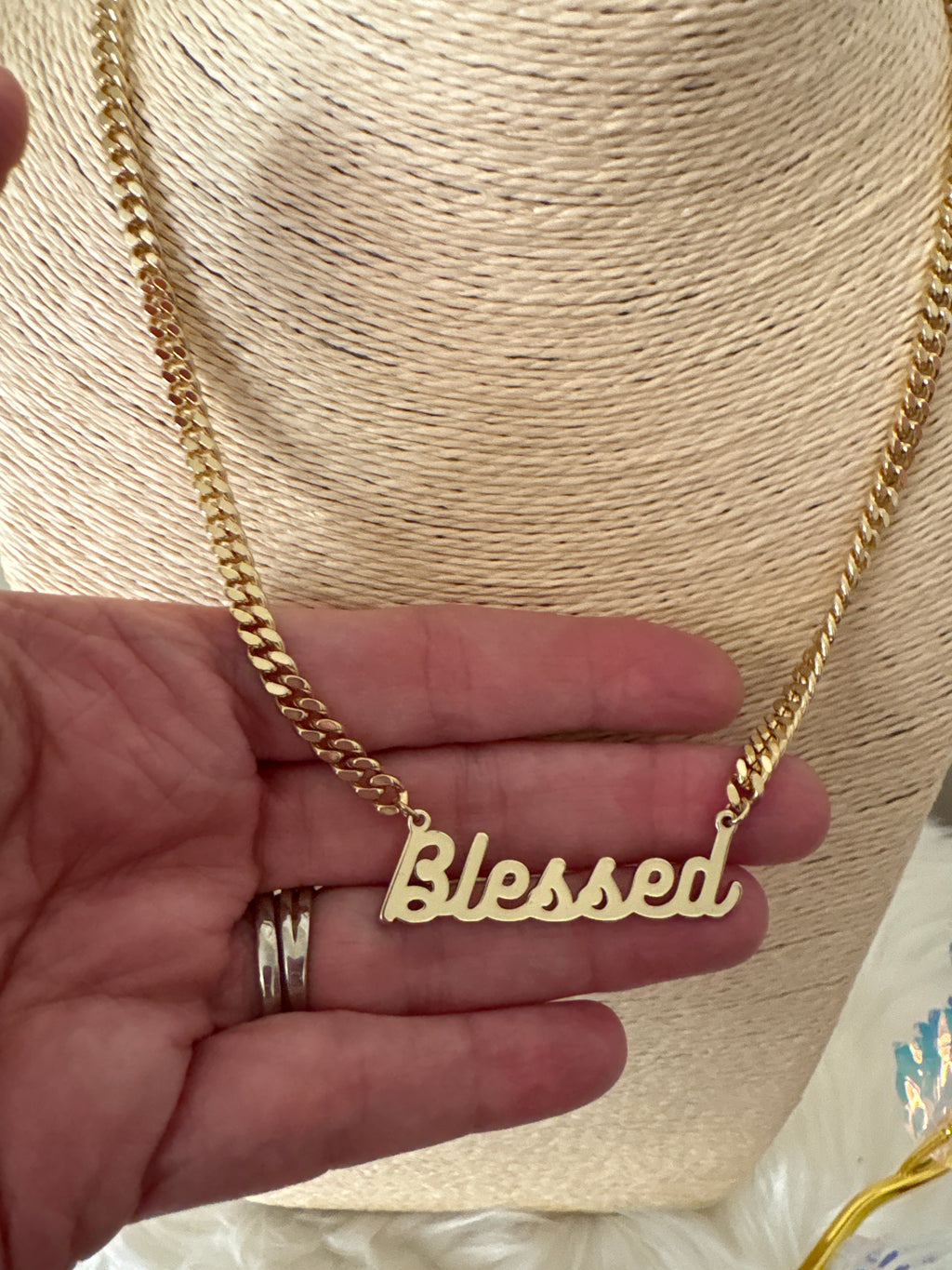 Lady Charm – Cadena "Blessed" Bañada en Oro