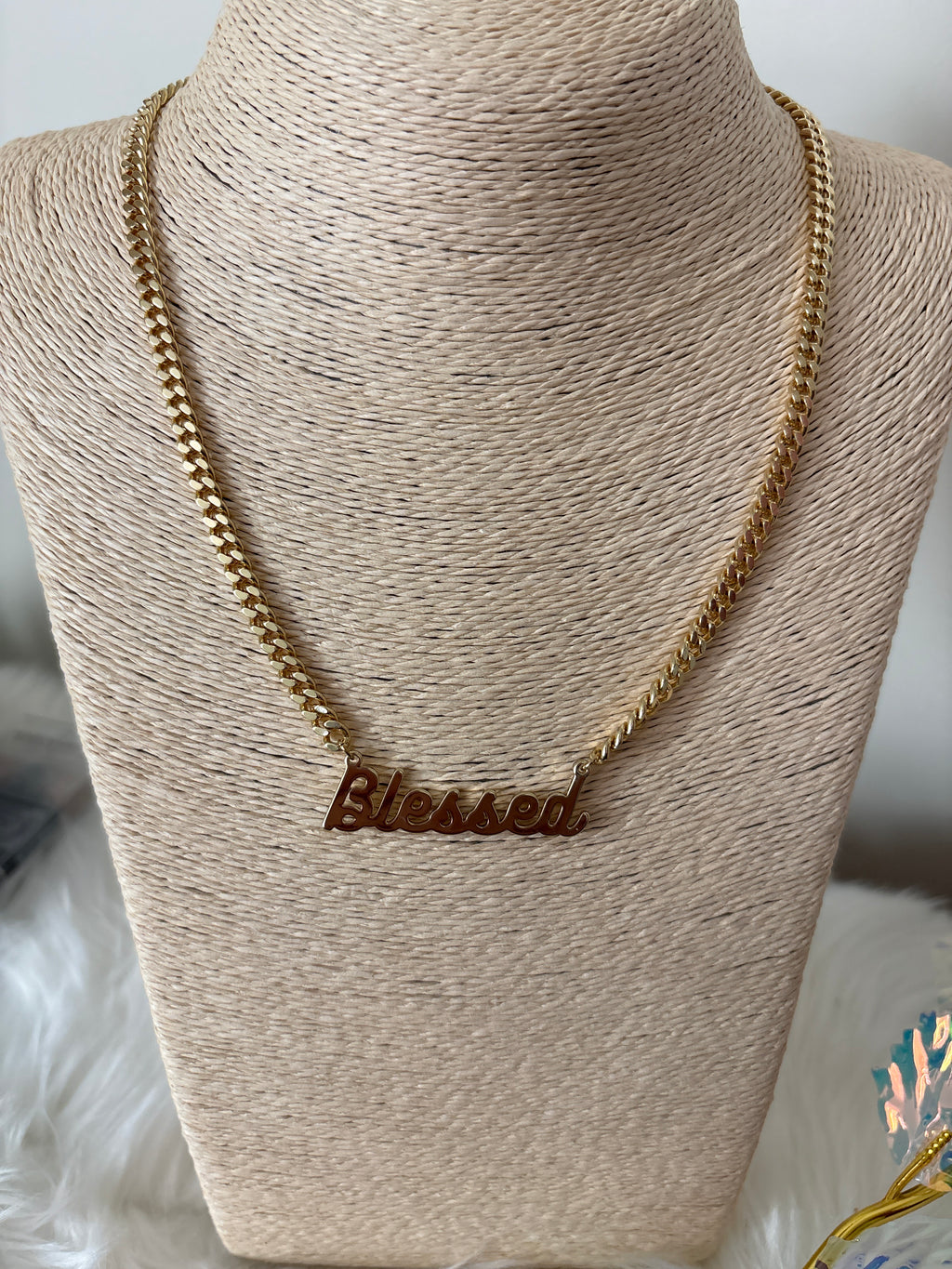 Lady Charm – Cadena "Blessed" Bañada en Oro