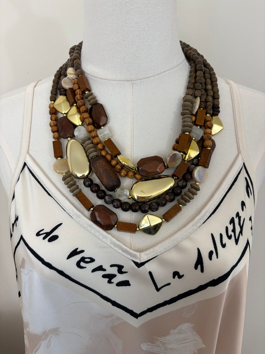 Collar de cuentas de madera en capas