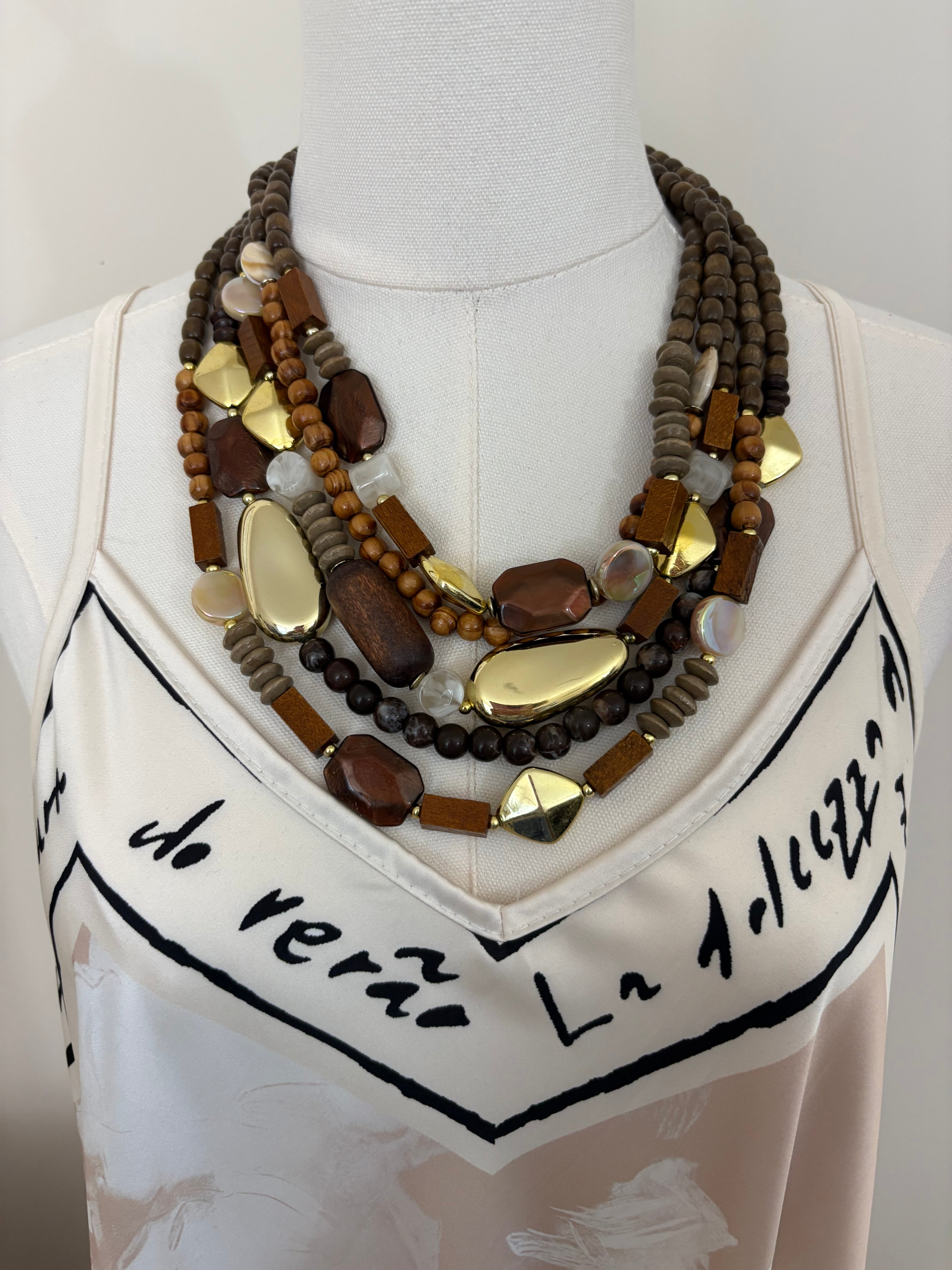 Collar de cuentas de madera en capas