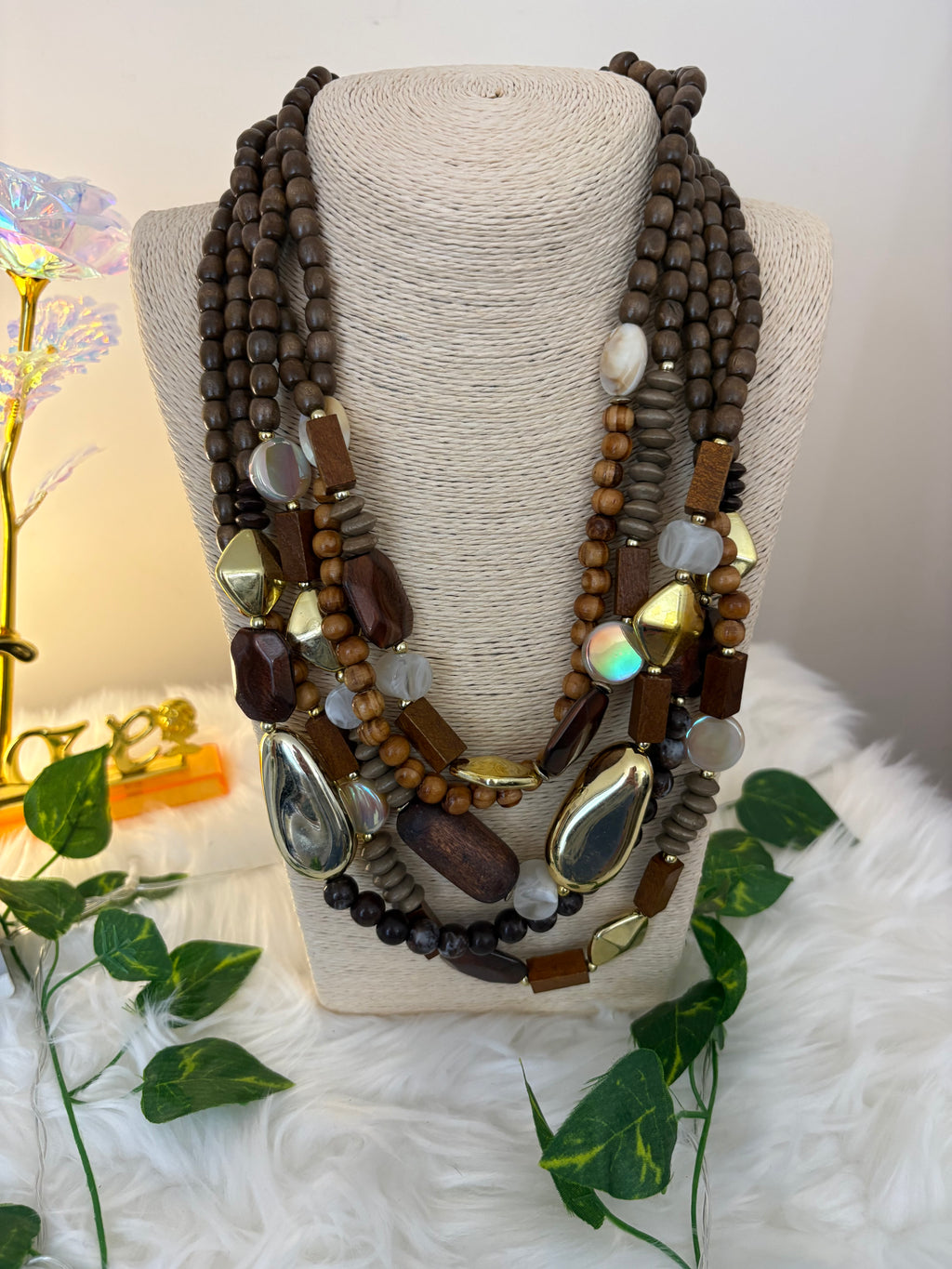 Collar de cuentas de madera en capas