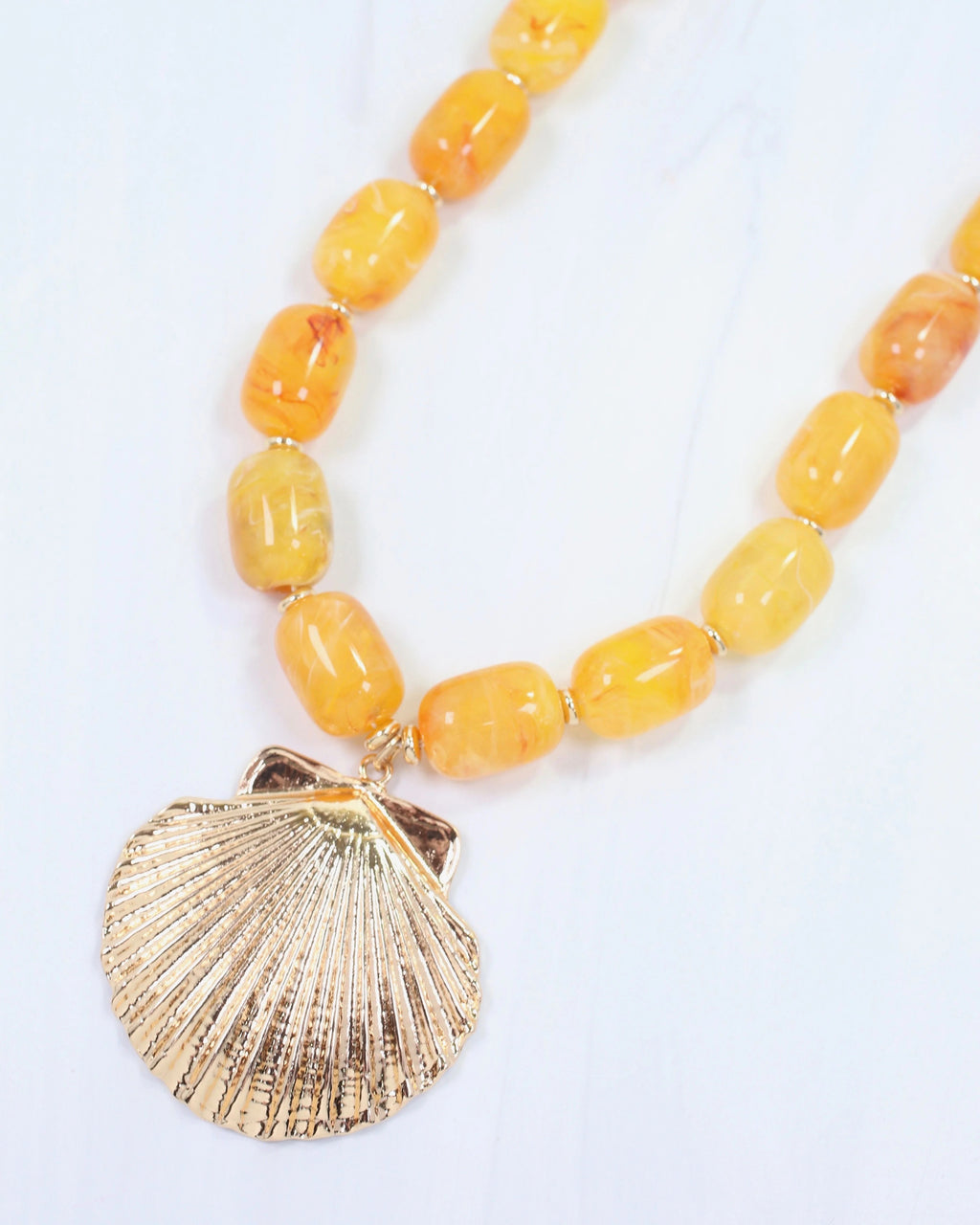 Collar de concha de cuentas de mármol Bega amarillo
