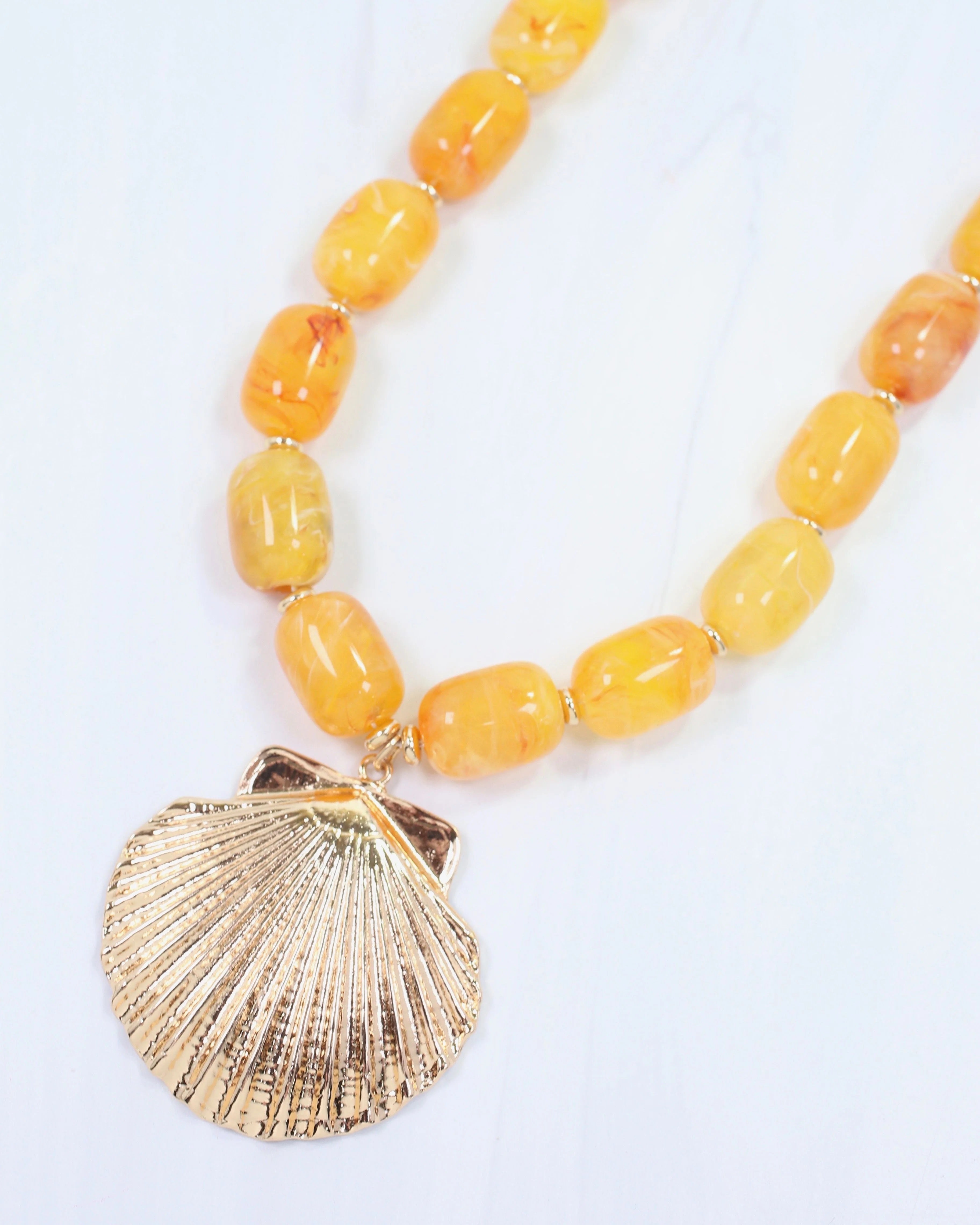 Collar de concha de cuentas de mármol Bega amarillo