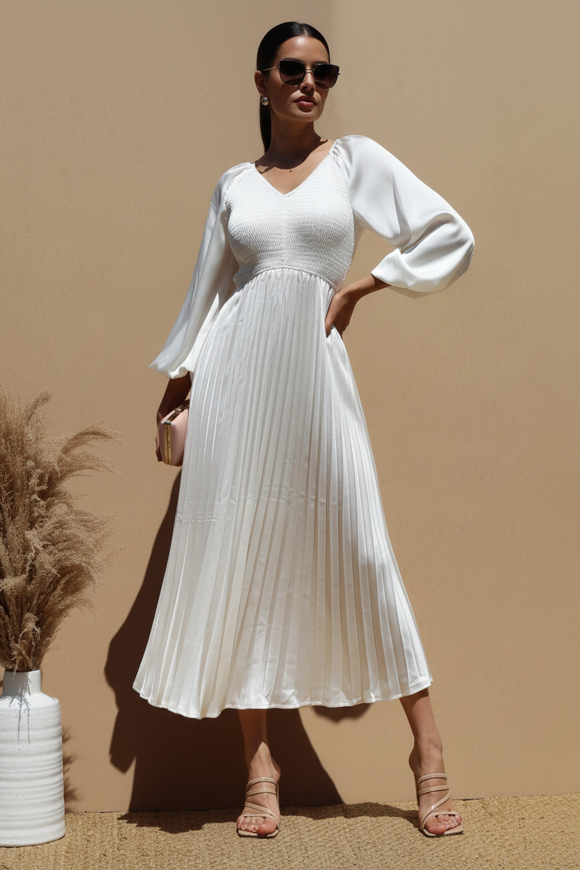 Mujer modelando Plisado Vestido Perlado