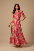 Mujer modelando Vestidos con su Chaleco