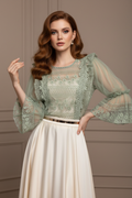 Modelo con blusa de encaje verde salvia