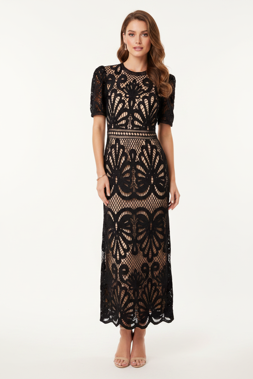 Modelo con Vestido de Encajes