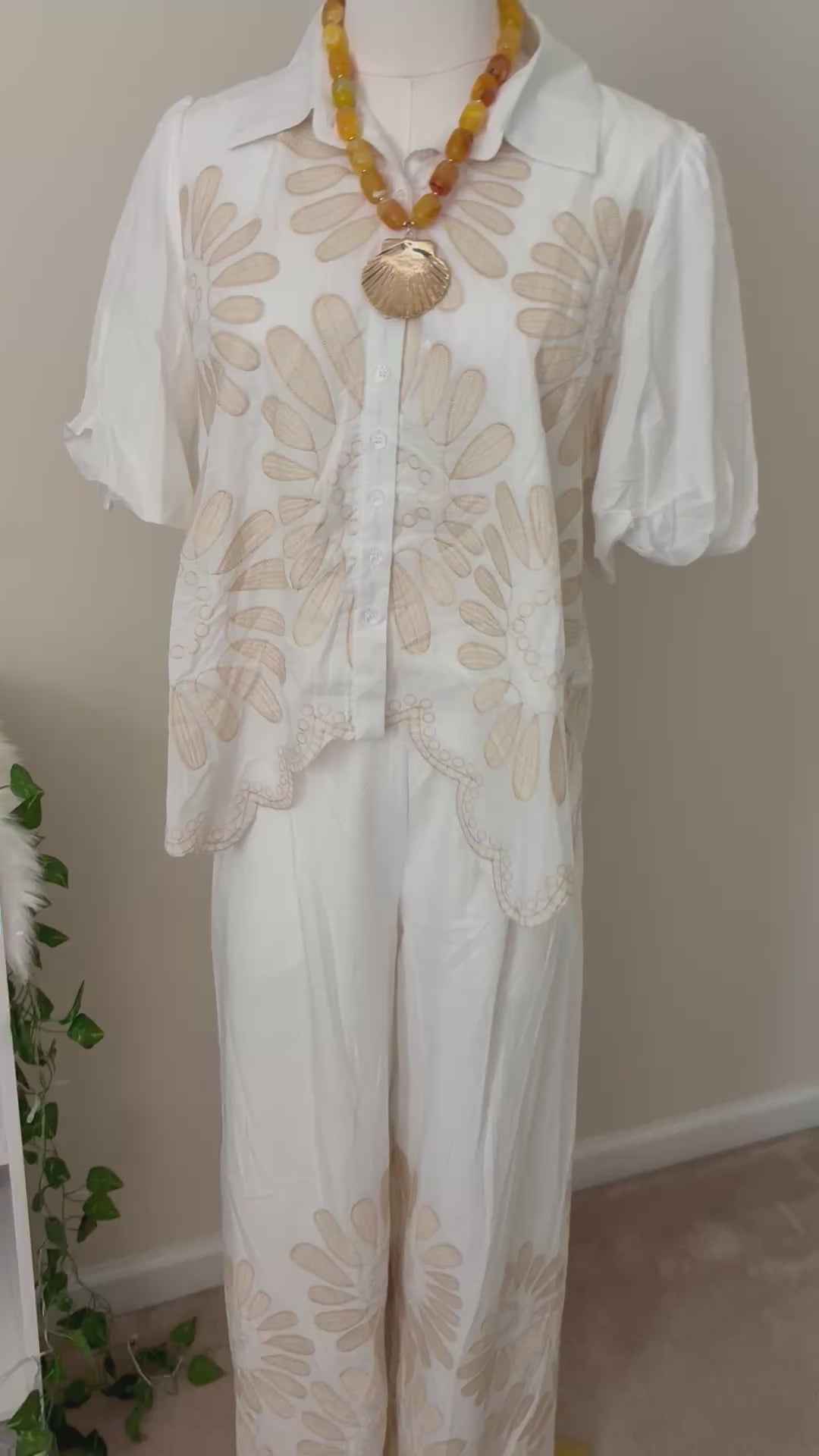 Paloma Blanca Linen Set – Blusa Bordada & Pantalón